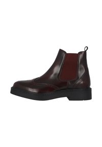 Burgundowe skórzane botki Chelsea z elastycznymi panelami bocznymi, detalami w stylu brogue, pętelką do zakładania oraz czarną gumową podeszwą. Smukły design i wyraźna sylwetka.