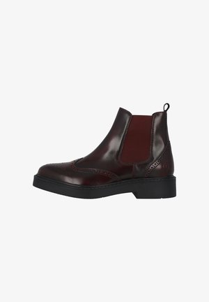 Bottines Chelsea en cuir bordeaux avec panneaux élastiques latéraux, détails brogue, tirant et semelle en caoutchouc noir. Design épuré et silhouette structurée.