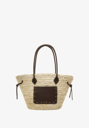 Borsa a tracolla in paglia intrecciata con manici in pelle marrone e una toppa rettangolare in pelle con borchie metalliche. Caratterizzata da un design spazioso e una superficie testurizzata.