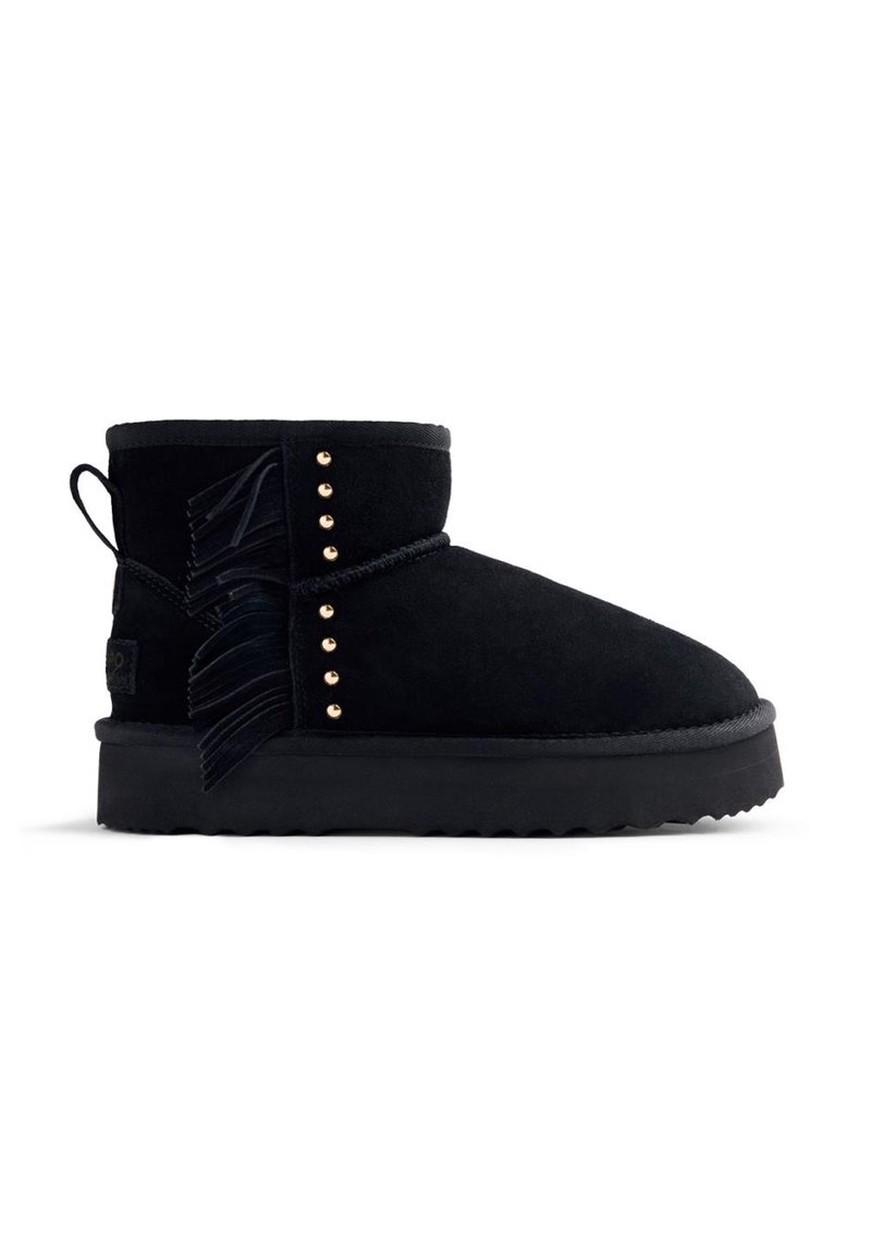Stivale alla caviglia in suede nero con punta arrotondata, borchie decorative dorate e dettagli frangianti sui lati; presenta una suola in gomma spessa.