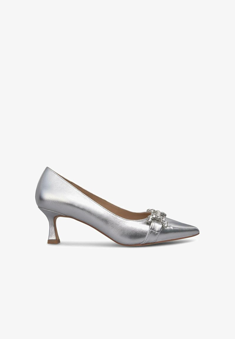 Décolleté argentato con tacco alto, punta affilata, finitura metallica e dettagli frontali abbelliti da gemme finte e una fascia curva.
