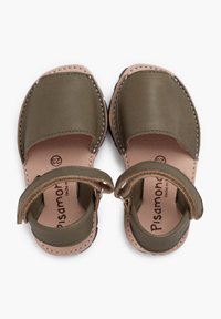 Sandalias de cuero verde con una correa ajustable y detalles cosidos, que cuentan con un revestimiento interior suave y una suela texturizada para mayor agarre.