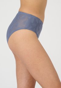 Halflange ondergoed van een katoenmix in gedempt blauw met een gestructureerd bladdessin. Voorzien van naadloze randen en een volledig dekkend ontwerp.