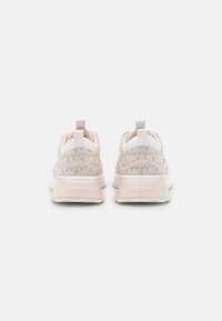 Vaaleanpunaiset lenkkarit, joissa on verkkokangaspinta, hienovarainen logo-kuvio, valkoiset yksityiskohdat, paksu kumipohja ja kantatukien vetolenkit.