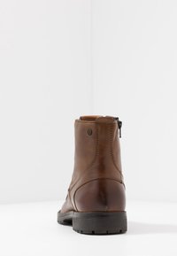 Jack & Jones WORCA - Botines con cordones - cognac