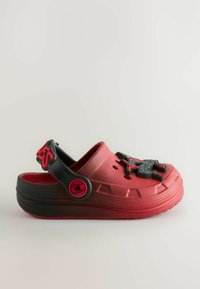 Zoccoli rossi in materiale gommoso, con una fascia nera regolabile e un design in rilievo di Spider-Man nero sulla parte anteriore. Suola testurizzata per una presa migliore.