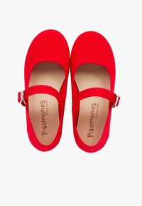 Zapatos Mary Jane de lona roja con punta redonda, corte central y hebilla lateral. Presenta una plantilla lisa impresa con el logo de la marca.