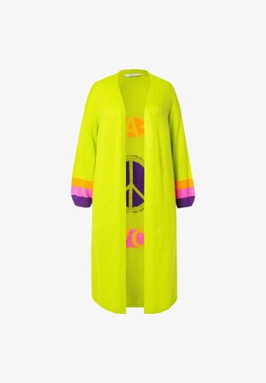 Heller gelber Cardigan mit offenem Vorderteil und lockeren Ärmeln in lila- und rosa Streifen, versehen mit einem Peace-Zeichen und dem Wort "LOVE" in lebhaften Farben.