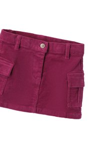Fuchsia Corduroy-Rock mit einer vorderen Knopfleiste, Gürtelschlaufen und zwei Seitentaschen, die über eine Faltenoptik für zusätzlichen Komfort verfügen.