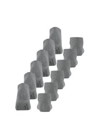 Sett med 12 grå ankelstrømper arrangert i fire rader, hver sokk viser sålen med det svarte trykte merkenavnet "FALKE" og størrelseinformasjon.