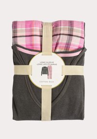 Set di pigiama a maniche lunghe ricco di cotone, con corpo grigio scuro e pantaloni a quadri rosa, legato con un nastro dorato e dotato di un'etichetta del prodotto.