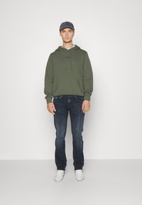 Guess ROY  - Jersey con capucha - clean fatigue
