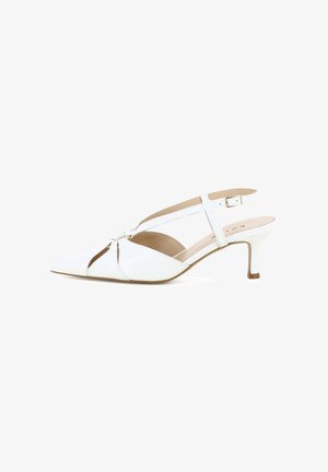 Witte leren slingback kittenheel schoen met puntige neus, uitgesneden details en een gouden gespband.