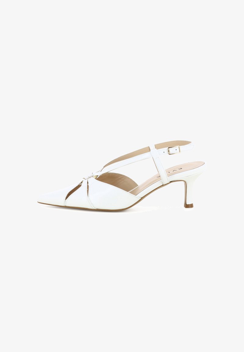 Witte leren slingback kittenheel schoen met puntige neus, uitgesneden details en een gouden gespband.