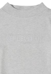 Graues Baumwoll-T-Shirt mit hohem Kragen und erhabenem Text, der "FIND YOUR INNER LIGHT REFLECTIONS URBANCONTRAST" auf der Vorderseite liest.