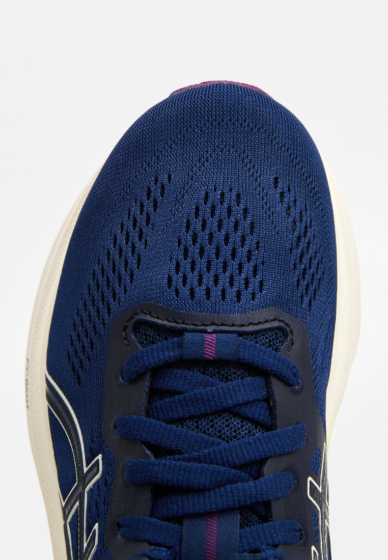 Nahaufnahme der blauen Netz-Laufschuhspitze mit marineblauen Schnürsenkeln, lila Streifen auf der Zunge und sichtbarem weißen Sohlenrand.