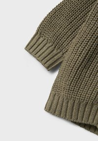 Strickpullover in olivgrün mit strukturiertem Muster und gerippten Bündchen. Weiches Material mit lockerer Passform und leichtem Stretch.