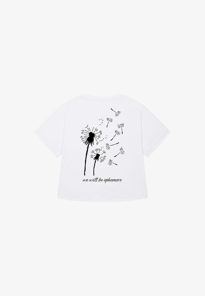 Balta marškinėliai su juoda pūkuotuko grafika nugaros pusėje ir užrašu "mes būsime efemerai" po dizainu. Trumpi rankovės, laisvas siluetas.