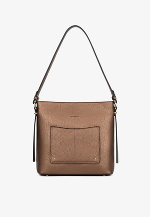 Borsa a tracolla in pelle marrone testurizzata con tasca frontale a toppa e tracolla regolabile, finitura metallica e piccolo logo del marchio dorato.