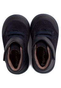 Zapatos infantiles de ante azul marino con suela de goma. Incluyen una correa de gancho y bucle y un interior acolchado para mayor comodidad.