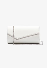 Λευκό clutch από ψεύτικο δέρμα με αλυσίδα από ασήμι, το οποίο διαθέτει διαγώνια σχεδίαση που αναδεικνύεται από μια σειρά από ρινοστόλιες κατά μήκος της άκρης.