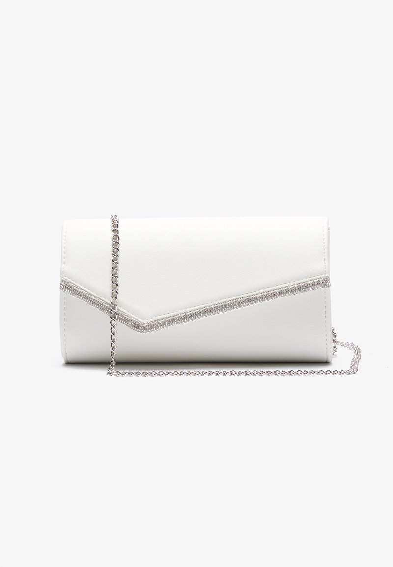 Λευκό clutch από ψεύτικο δέρμα με αλυσίδα από ασήμι, το οποίο διαθέτει διαγώνια σχεδίαση που αναδεικνύεται από μια σειρά από ρινοστόλιες κατά μήκος της άκρης.