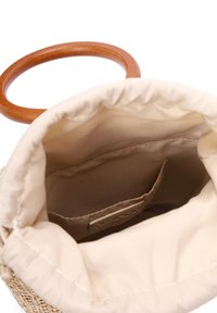 Borsa in paglia intrecciata con manico rotondo in legno, fodera in tessuto beige e una parte superiore morbida e arricciata. Presenta una tasca interna e un'etichetta con il marchio.