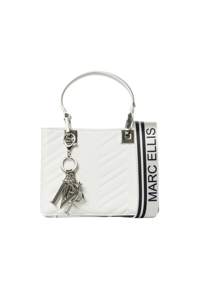 Borsa bianca con texture a zigzag, hardware in argento e una tracolla bianca e nera con l'etichetta "MARC ELLIS." Presenta un dettaglio con charm in metallo.