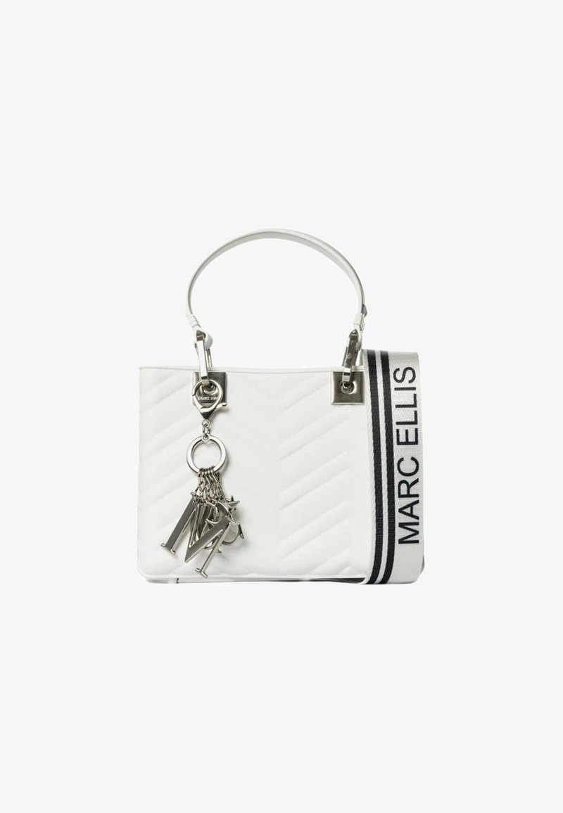 Borsa bianca con texture a zigzag, hardware in argento e una tracolla bianca e nera con l'etichetta "MARC ELLIS." Presenta un dettaglio con charm in metallo.
