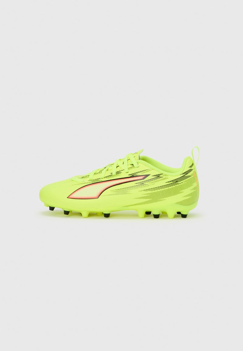 Botas de fútbol de color amarillo brillante con un diseño elegante, parte superior texturizada, logo rojo contrastante y múltiples tachuelas negras en la suela.