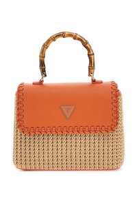 Vaaleanruskea kudottu käsilaukku, jossa on oranssi nahkakansi, punottu reuna, bambutyylinen kahva ja kolmion muotoinen Guess-logo etukannessa.