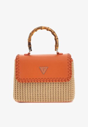 Sac en vannerie beige avec un rabat en cuir orange, bords tressés, anse en style bambou et un logo triangulaire Guess sur le rabat avant.