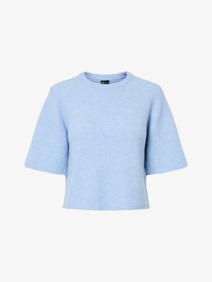 Lyseblå rippet strik kortærmet sweater med rund hals og boxy silhuet. Blødt materiale, minimalistisk design og uden mærkbar hardware.