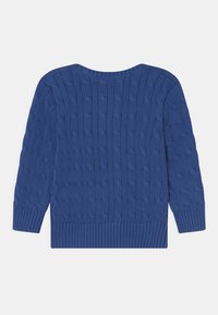 Cablestickad tröja i djupblått, med rund halsringning och trekvartsärmar. Ribbstickade muddar och nederkant ger textur och struktur.