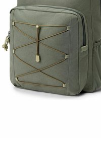 Grüner Stoffrucksack mit strukturiertem Finish, elastischen Kordeldetails mit Kordelzug und seitlichem Netzfach für zusätzlichen Stauraum.