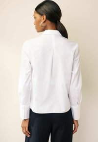 Next REGULAR FIT - Blus - white