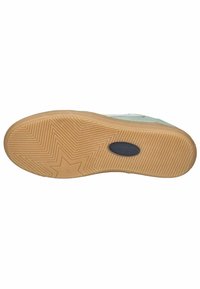 Sneaker azzurro chiaro con suola in gomma strutturata, caratterizzata da un motivo a stelle e un'etichetta nera. Design robusto e piatto per un uso casual.