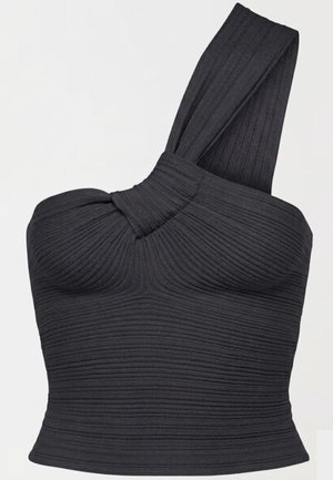 Haut court noir côtelé à une épaule, avec détail de bretelle torsadée et silhouette ajustée.