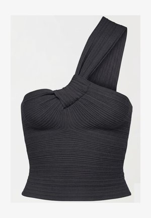 Haut court noir côtelé à une épaule, avec détail de bretelle torsadée et silhouette ajustée.