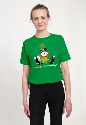 Zielony bawełniany t-shirt z grafiką leprechauna, z czarnym kapeluszem i kuflem piwa, z napisem "Szczęśliwego Dnia Picie Piwa!" w kolorze białym.
