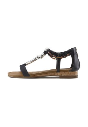 Zwarte platte sandalen met een kurken zool, voorzien van gevlochten stoffen banden, metalen accenten en een gevoerde voetbed voor comfort.
