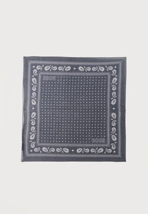 Tummanharmaa bandana, jossa valkoinen paisley-kuvio, pienet pisteet ja "BOSS"-logo kahdessa kulmassa yksivärisellä taustalla.
