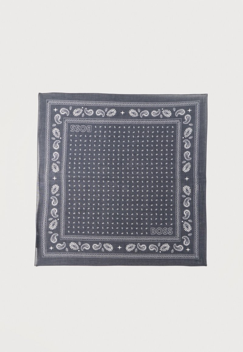 Σκούρο γκρι μπαντάνα με λευκό σχέδιο paisley, μικρές κουκκίδες και το λογότυπο "BOSS" σε δύο γωνίες σε μονόχρωμο φόντο.