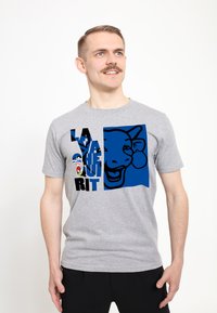 Šedé bavlněné tričko s modrou grafikou hlavy krávy a černým textem. Krátké rukávy, kulatý výstřih a volný střih.