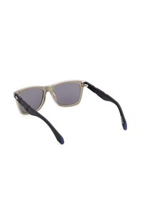 Occhiali da sole con montatura in argento opaco, lenti grigie e aste nere con punte blu. Design leggero e rettangolare con dettagli sulle cerniere.