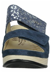 Scarpe in suede blu navy con una larga fascia testurizzata e accenti rosati d'argento. Presentano una suola a zeppa testurizzata di colore chiaro.