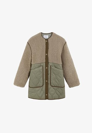 Chaqueta larga beige y verde olivo con la mitad inferior acolchada, grandes bolsillos frontales, botones a presión, y la mitad superior y las mangas de forro polar texturizado.