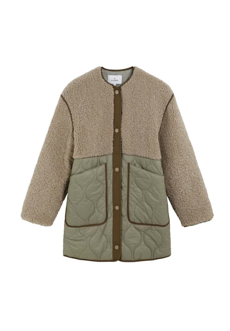 Chaqueta larga beige y verde olivo con la mitad inferior acolchada, grandes bolsillos frontales, botones a presión, y la mitad superior y las mangas de forro polar texturizado.