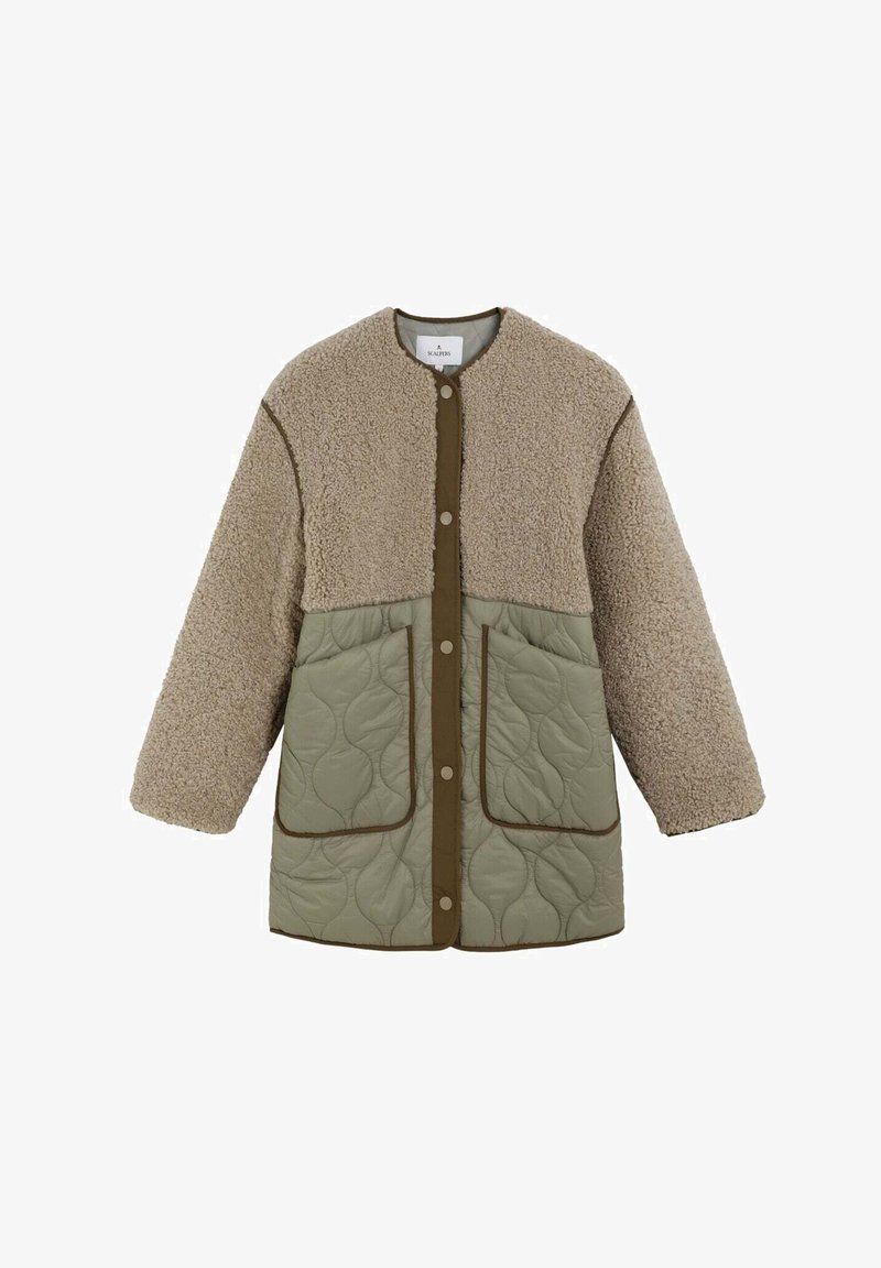 Chaqueta larga beige y verde olivo con la mitad inferior acolchada, grandes bolsillos frontales, botones a presión, y la mitad superior y las mangas de forro polar texturizado.