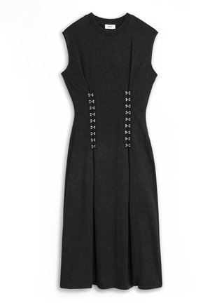 Robe midi noire sans manches avec une taille ajustée et deux rangées verticales de fermetures à agrafes argentées sur le devant.